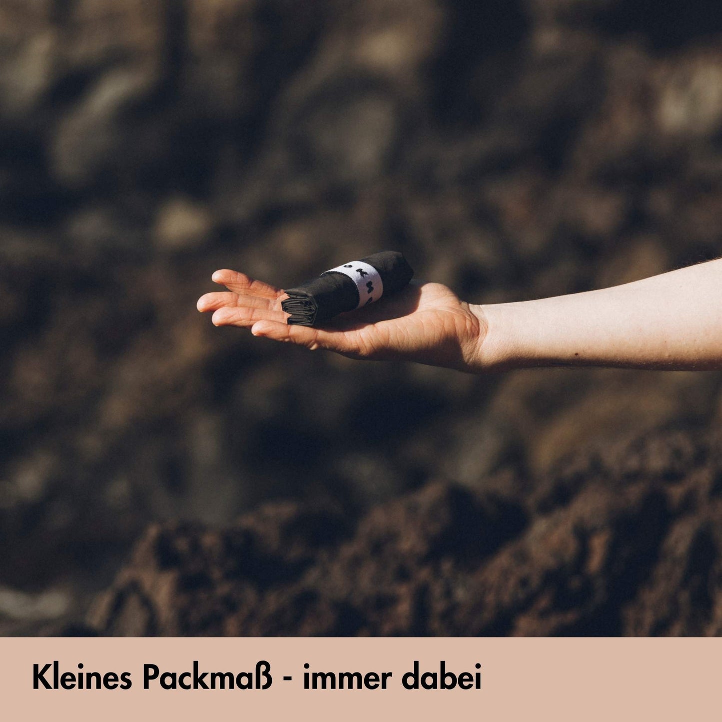 Die Neoprenanzug Anziehhilfe Surf Lube wird zusammengerollt auf einer Hand liegend praesentiert um das kleine Packmass zu demonstrieren