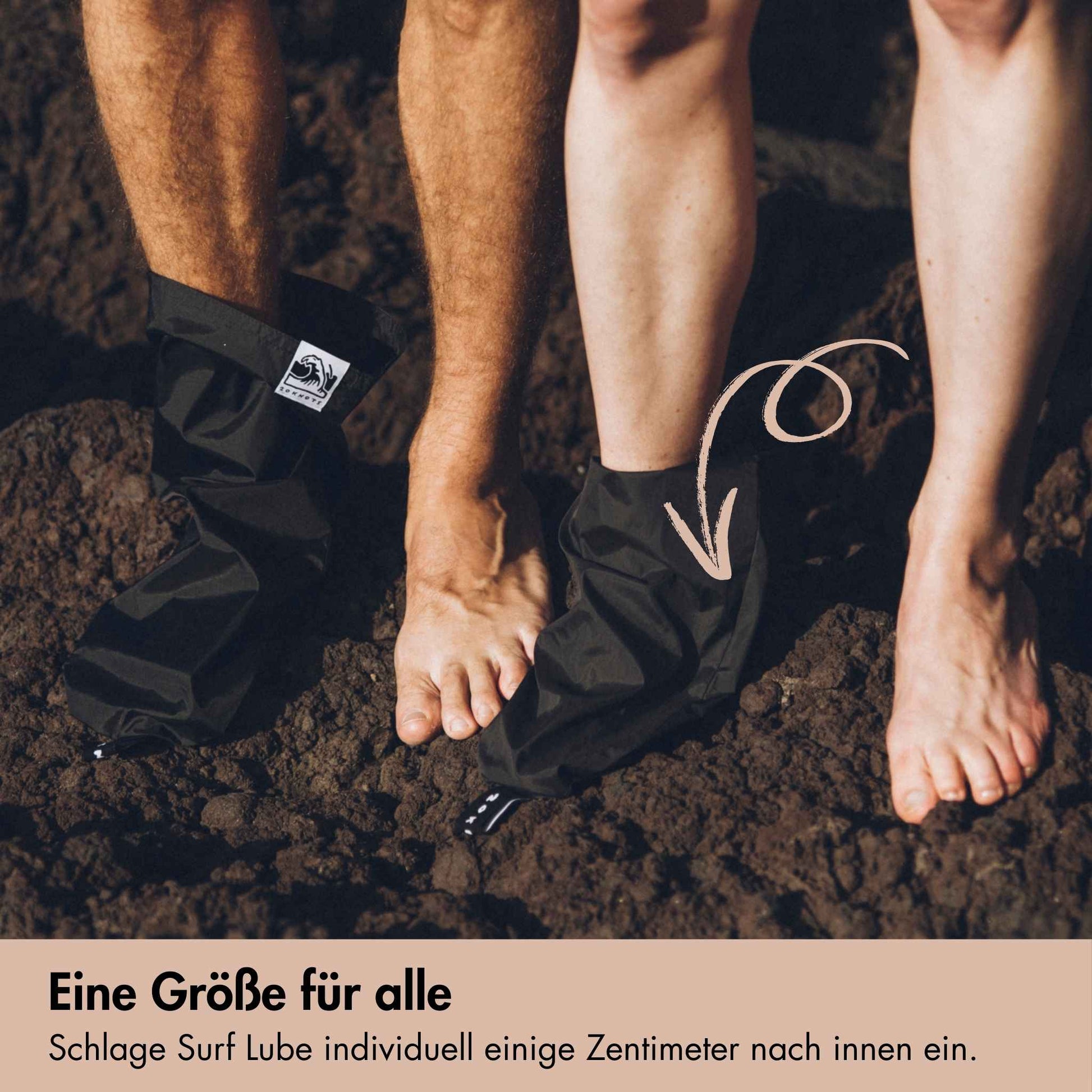 Ein großer Fuß sowie ein kleiner Fuß nutzen die Neoprenanzug Anziehhilfe Surf Lube