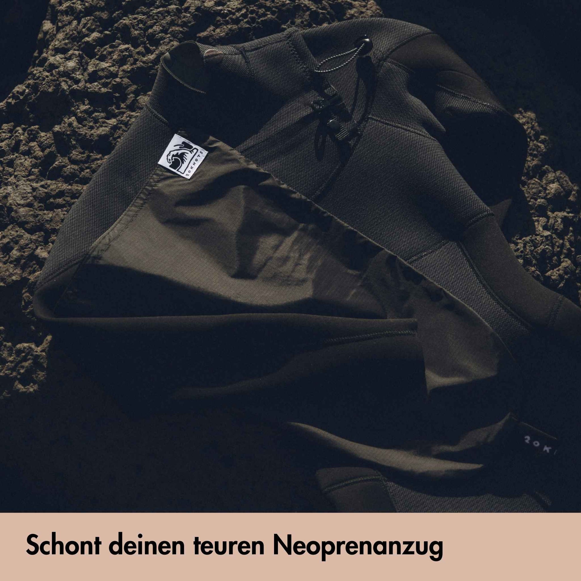 Neoprenanzug Anziehhilfe Surf Lube wird von einem Neoprenanzug umarmt