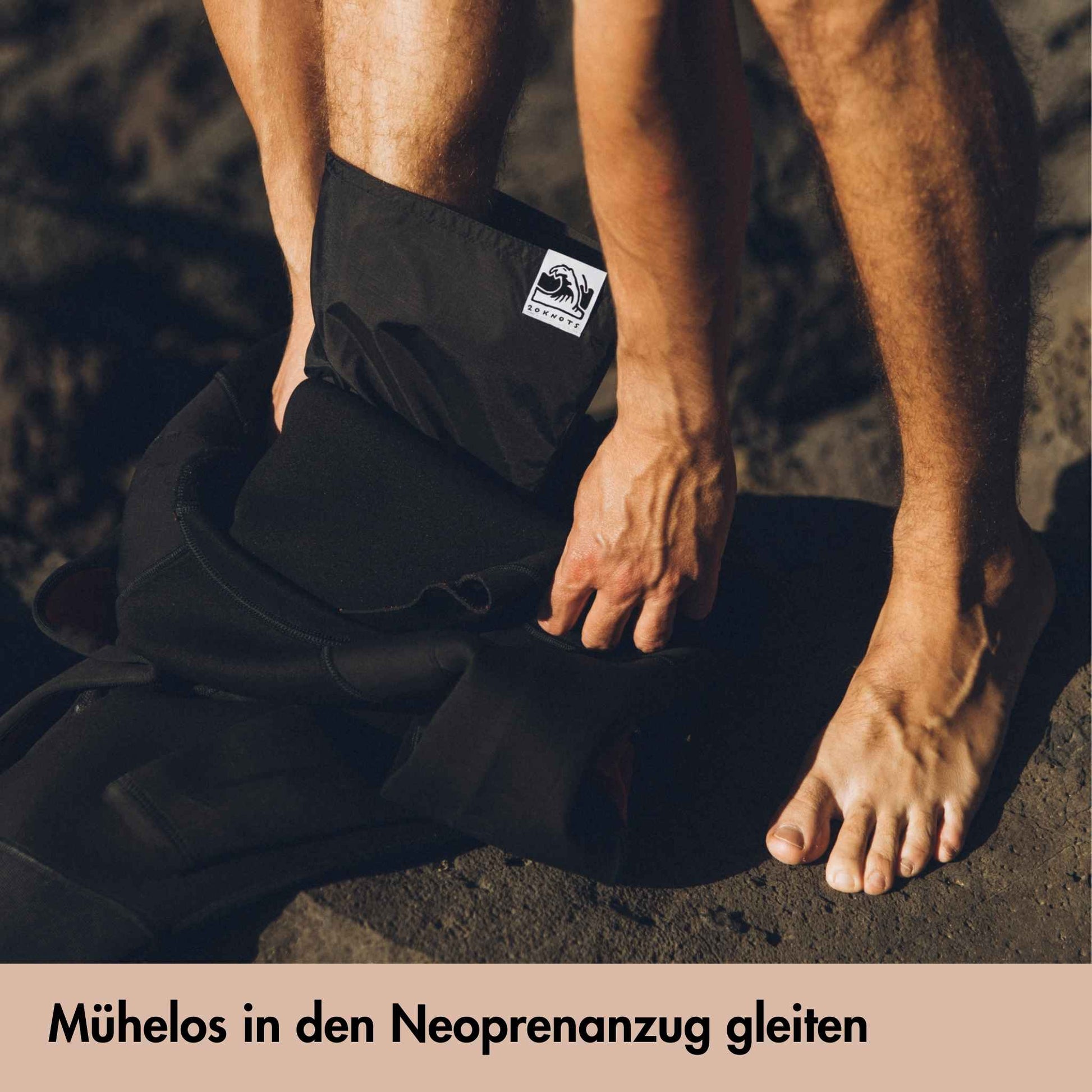 Die Neoprenanzug Anziehhilfe Surf Lube wird verwendet um muehelos mit dem Bein in einen Neoprenanzug zu gleiten