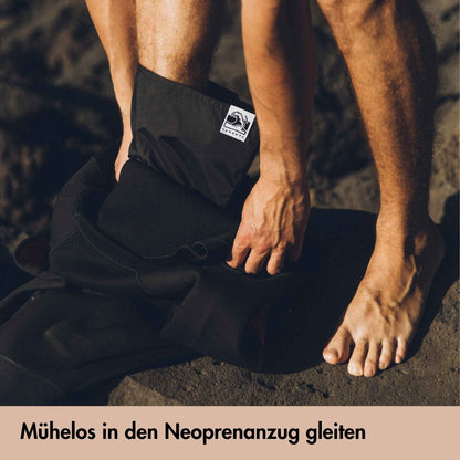 Die Neoprenanzug Anziehhilfe Surf Lube wird verwendet um muehelos mit dem Bein in einen Neoprenanzug zu gleiten