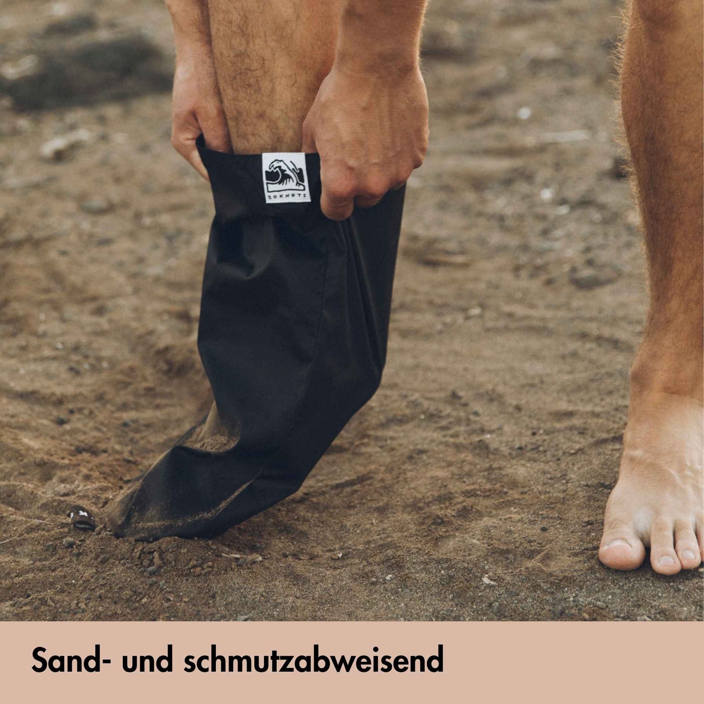 Die Neoprenanzug Anziehhilfe Surf Lube wird im Sand verwendet um die schmutzabweisende Funktion darzustellen