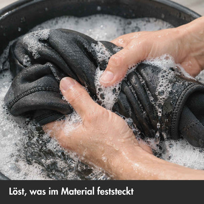 Neoprenanzug wird in Eimer per Hand gewaschen