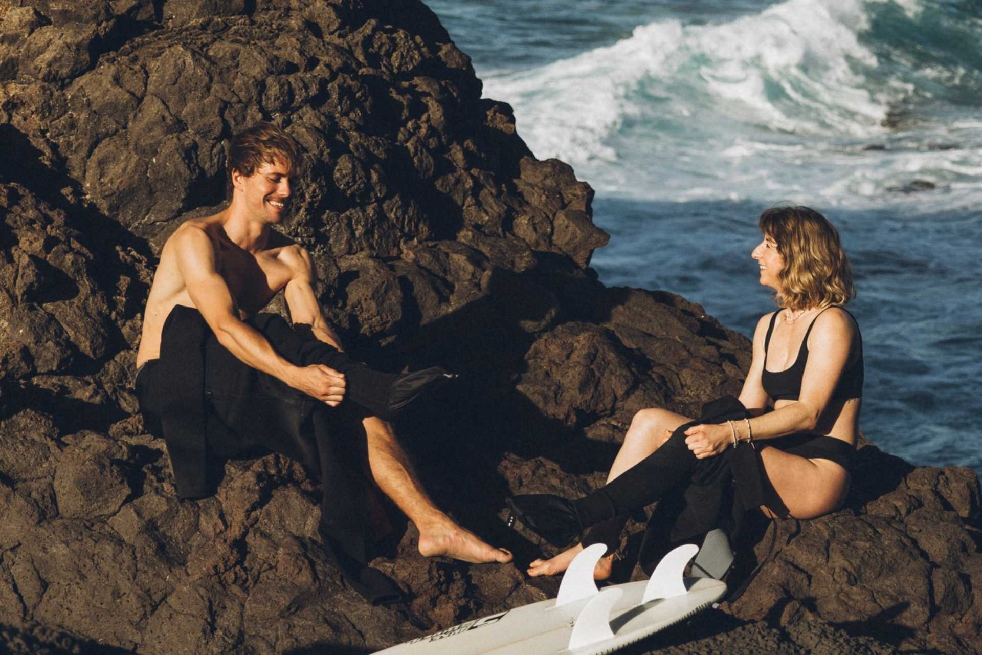 Surfer benutzen Surf Lube Neoprenanzug Anziehhilfe am Meer