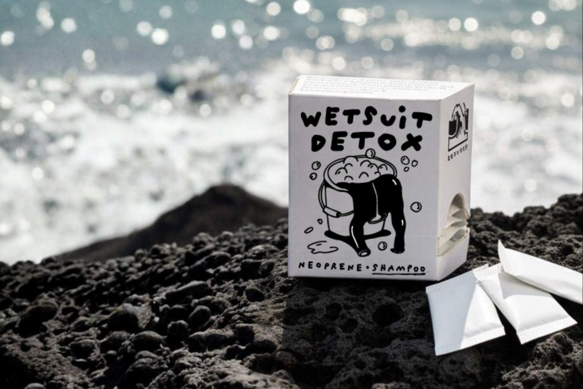 Wetsuit Detox Neopren Waschmittel Waschpulver-Sticks neben Verpackung