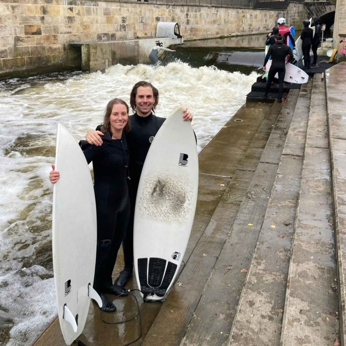 Gründer von 20knots Phil mit Surfboard in der Hand an der Leinewelle Hannover